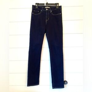 LEVI’S Women's Dark Blue Jeans (size 28)